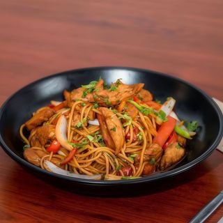 Tallarín saltado de pollo