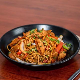 Tallarín saltado de pollo