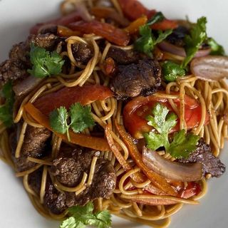 Tallarín saltado de ternera