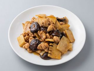 68. Pollo con bambú y setas chinas