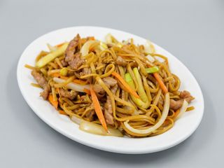 33. Tallarines fritos con ternera