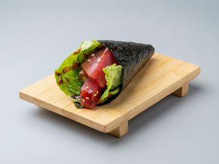S16.Temaki Atún Picante (1 Pza.)