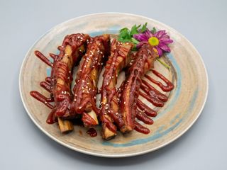 56.COSTILLAS BBQ