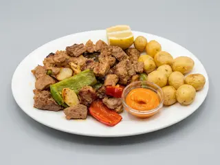 Cerdo frito con papas arrugadas