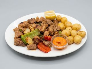 Cerdo frito con papas arrugadas
