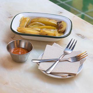 Patatas Rústicas con Salsa Brava