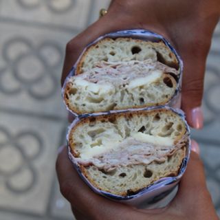 Bocadillo de jamón braseado con mantequilla