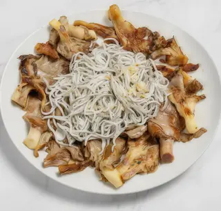 Setas A La Plancha Con Gulas (Ración)