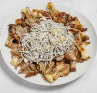 Setas A La Plancha Con Gulas (Ración)