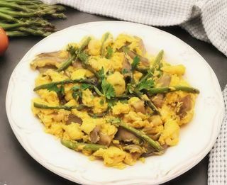 Revuelto De Setas Y Gambas (Ración)