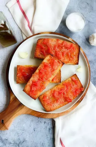Tapa pan con tomate