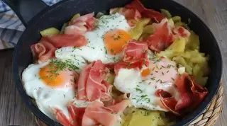Huevos rotos con jamón asado