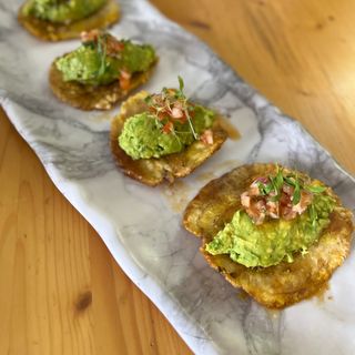 Patacones con guacamole