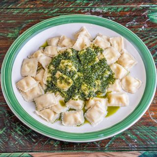 Ravioles 3 quesos con pesto (puedes cambiar la salsa)