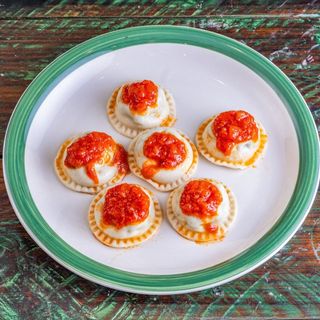 Sorrentinos de Espinaca y Queso con Tomate (puedes elegir otra salsa)