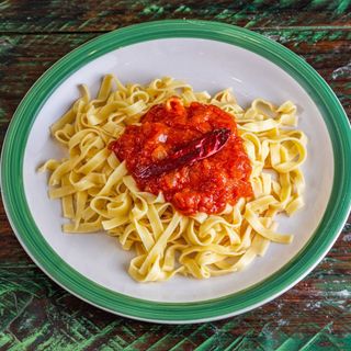Tagliatelle al huevo con Arrabiata (puedes elegir otra salsa)