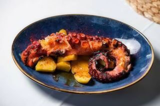Tapa de pulpo de roca braseado