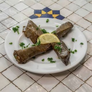 Hoja de parra rellena de arroz (4 uds.)