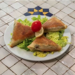 Briwat de atún con espinacas y piñones (ración)