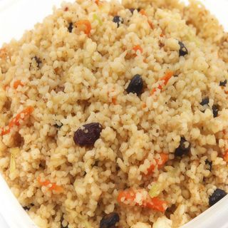 Couscous de pollo con garbanzos y pasas (ración)