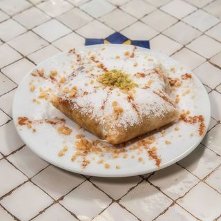 Pastela de pollo y almendras (ración mediana)