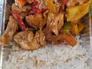 Salteado de pollo con verduras y soja