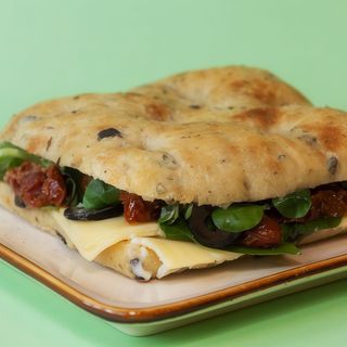 Focaccia de tomate seco con albahaca y queso 170 g.