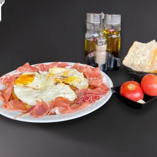 Huevos estrellados con jamón (con huevos ecológicos)
