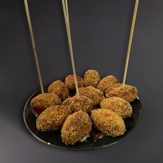 RACION Croquetas caseras de pollo con salsa