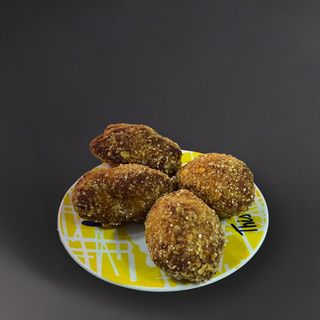 TAPA Croquetas caseras de queso con salsa