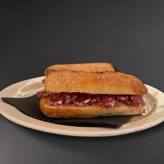 BOCADILLO DE FUET CON SALSA DE TOMATE