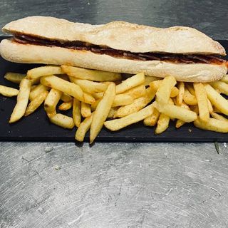BOCADILLO DE FUET CON SALSA DE TOMATE