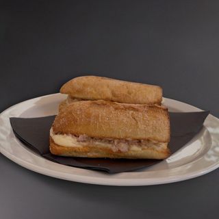 BOCADILLO DE ATUN CON ALIOLI