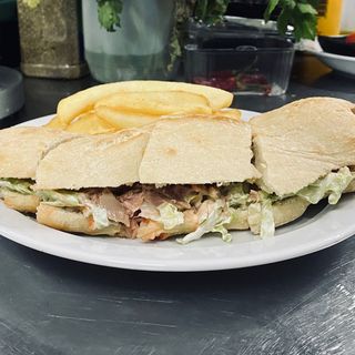 BOCADILLO DE ATUN CON lechuga tomate y alioli