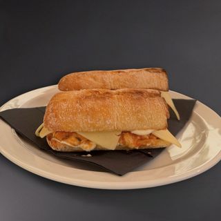 BOCADILLO DE POLLO Y QUESO CON ALIOLI