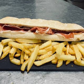 BOCADILLO DE JAMON IBÉRICO CON SALSA TOMATE