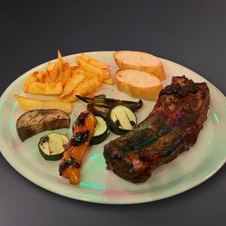 Costillar de cerdo A LA brasa CON GUARNICION