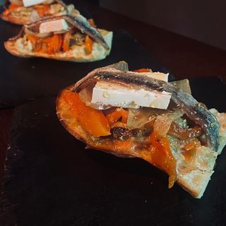 TOSTA DE ESCALIVADA Y ANCHOAS