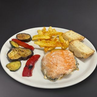 Salmón fresco a la parrilla CON GUARNiCIÒN
