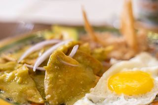 Chilaquiles con huevo frito