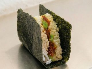 Aguacate y tomates secos