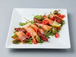 Carpaccio De Salmón Ahumado Con Rúcula Y Tomates Cherry