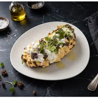 Tostada de huevo revuelto, trufas y burrata