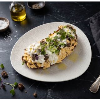 Tostada de huevo revuelto, trufas y burrata