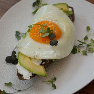 Tostada con huevo y aguacate
