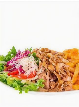 Plato de ensalada con carne y patatas