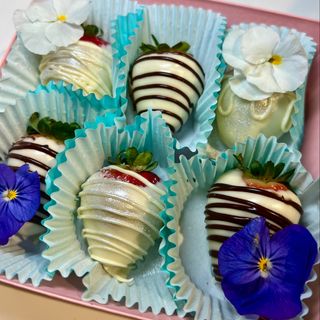 CAJA DE FRESAS DECORADAS BLANCO Y NEGRO 