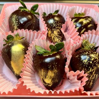 CAJA DE FRESAS DECORADAS CHOCOLATE NEGRO 