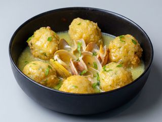 Almondigas de merluza con almejas