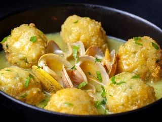 Almondigas de merluza con almejas